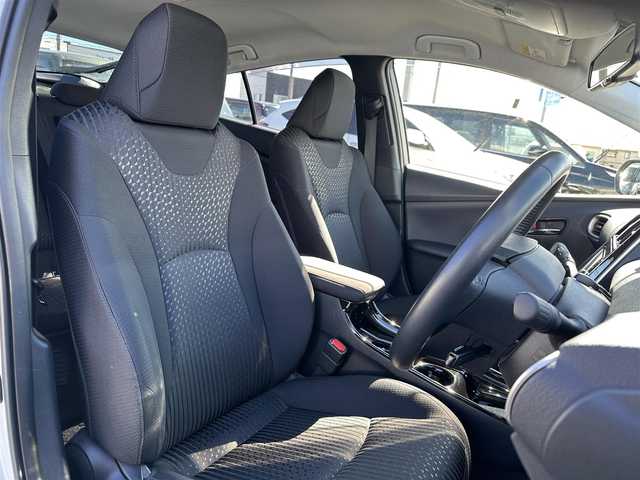 トヨタ プリウス Sセーフティプラス 茨城県 2018(平30)年 1.6万km アティチュードブラックマイカ/ホワイトパールクリスタルシャイン 純正ナビ/【AM・FM・CD・DVD・TV・SD・BT】/パーキングアシスト/レーダークルコン/ETC/Bカメラ/前方ドラレコ/前後コーナーセンサー/ステリモ/フロアマット/純正アルミホイール/電格ミラー/ウインカーミラー/ドアバイザー/オートライト/オートハイビーム/Fフォグ/LEDライト