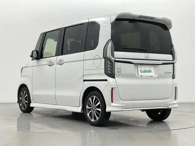 ホンダ Ｎ ＢＯＸ カスタム L 熊本県 2023(令5)年 3.6万km プラチナホワイトパール 社外前方ドライブレコーダー　/バックカメラ　/ＥＴＣ２．０　/社外ナビ（AUX・ipod・BT・ワンセグ）/USB入力端子/片側パワースライドドア　/後ろのみコーナーセンサー　/運転席シートヒーター/ホンダセンシング/・衝突軽減ブレーキ/・誤発進抑制機能/・歩行者事故低減ステアリング/・路外逸脱抑制機能/・渋滞追従機能付アダプティブクルーズコントロール/・車線維持支援システム/・先行車発進お知らせ機能/・標識認識機能/・後方誤発進抑制機能　/横滑り防止/アイドリングストップ/純正フロアマット/純正１４インチAW/オートライト　/ＬＥＤヘッドライト　/フォグライト　/スマートキー　/プッシュスタート/スペアキー１本/保証書/取扱説明書