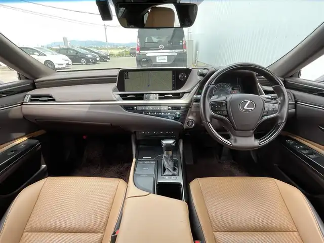 レクサス ＥＳ 300h 佐賀県 2020(令2)年 6.5万km ソニッククォーツ サンルーフ/レーダークルーズコントロール/プリクラッシュブレーキ/クリアランスソナー/ブラインドスポットモニター/リアクロストラフィックアラート/純正12.3インチナビ/・フルセグTV/CD/DVD/Bluetooth/バックカメラ/ビルトインETC2.0/電子パーキングブレーキ/レザーシート/D+N席パワーシート/D+N席シートヒーター・エアシート/ステアリングヒーター/ステアリングリモコン/純正17インチアルミホイール/純正LEDヘッドライト/ウィンカーミラー/プッシュスタート