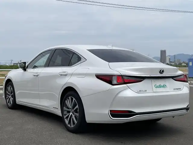 レクサス ＥＳ 300h 佐賀県 2020(令2)年 6.5万km ソニッククォーツ サンルーフ/レーダークルーズコントロール/プリクラッシュブレーキ/クリアランスソナー/ブラインドスポットモニター/リアクロストラフィックアラート/純正12.3インチナビ/・フルセグTV/CD/DVD/Bluetooth/バックカメラ/ビルトインETC2.0/電子パーキングブレーキ/レザーシート/D+N席パワーシート/D+N席シートヒーター・エアシート/ステアリングヒーター/ステアリングリモコン/純正17インチアルミホイール/純正LEDヘッドライト/ウィンカーミラー/プッシュスタート