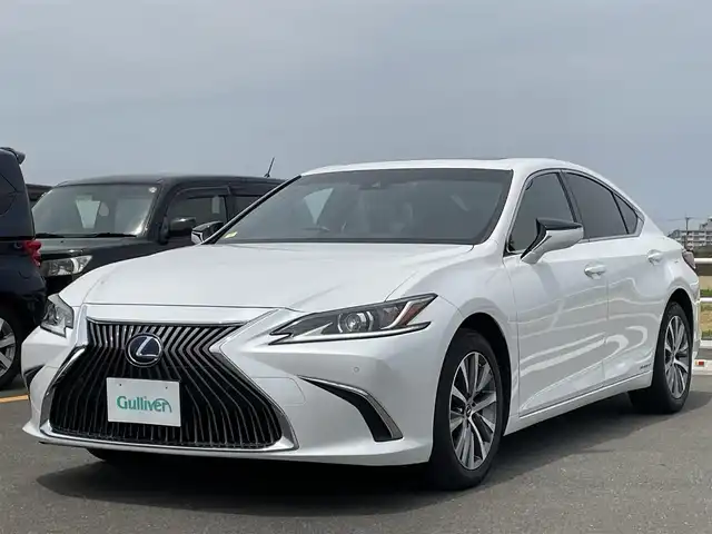 レクサス ＥＳ 300h 佐賀県 2020(令2)年 6.5万km ソニッククォーツ サンルーフ/レーダークルーズコントロール/プリクラッシュブレーキ/クリアランスソナー/ブラインドスポットモニター/リアクロストラフィックアラート/純正12.3インチナビ/・フルセグTV/CD/DVD/Bluetooth/バックカメラ/ビルトインETC2.0/電子パーキングブレーキ/レザーシート/D+N席パワーシート/D+N席シートヒーター・エアシート/ステアリングヒーター/ステアリングリモコン/純正17インチアルミホイール/純正LEDヘッドライト/ウィンカーミラー/プッシュスタート