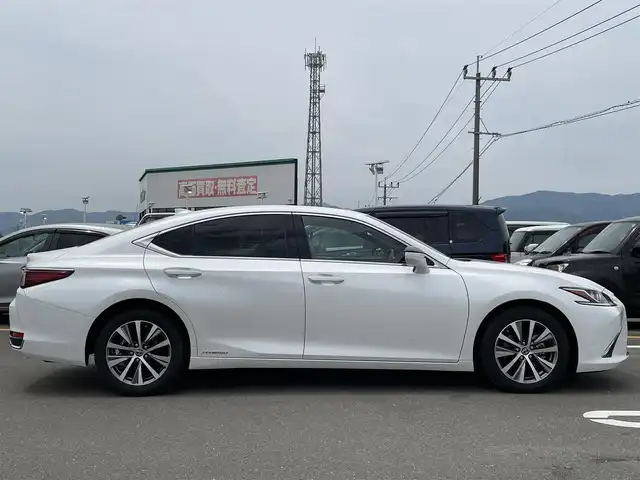 レクサス ＥＳ 300h 佐賀県 2020(令2)年 6.5万km ソニッククォーツ サンルーフ/レーダークルーズコントロール/プリクラッシュブレーキ/クリアランスソナー/ブラインドスポットモニター/リアクロストラフィックアラート/純正12.3インチナビ/・フルセグTV/CD/DVD/Bluetooth/バックカメラ/ビルトインETC2.0/電子パーキングブレーキ/レザーシート/D+N席パワーシート/D+N席シートヒーター・エアシート/ステアリングヒーター/ステアリングリモコン/純正17インチアルミホイール/純正LEDヘッドライト/ウィンカーミラー/プッシュスタート