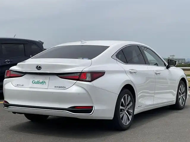 レクサス ＥＳ 300h 佐賀県 2020(令2)年 6.5万km ソニッククォーツ サンルーフ/レーダークルーズコントロール/プリクラッシュブレーキ/クリアランスソナー/ブラインドスポットモニター/リアクロストラフィックアラート/純正12.3インチナビ/・フルセグTV/CD/DVD/Bluetooth/バックカメラ/ビルトインETC2.0/電子パーキングブレーキ/レザーシート/D+N席パワーシート/D+N席シートヒーター・エアシート/ステアリングヒーター/ステアリングリモコン/純正17インチアルミホイール/純正LEDヘッドライト/ウィンカーミラー/プッシュスタート