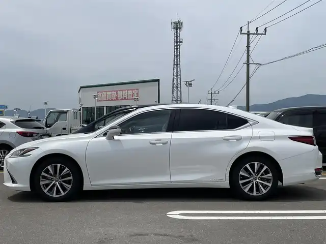 レクサス ＥＳ 300h 佐賀県 2020(令2)年 6.5万km ソニッククォーツ サンルーフ/レーダークルーズコントロール/プリクラッシュブレーキ/クリアランスソナー/ブラインドスポットモニター/リアクロストラフィックアラート/純正12.3インチナビ/・フルセグTV/CD/DVD/Bluetooth/バックカメラ/ビルトインETC2.0/電子パーキングブレーキ/レザーシート/D+N席パワーシート/D+N席シートヒーター・エアシート/ステアリングヒーター/ステアリングリモコン/純正17インチアルミホイール/純正LEDヘッドライト/ウィンカーミラー/プッシュスタート
