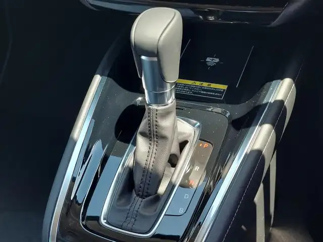 ホンダ ヴェゼル ハイブリッド e:HEV Z 東京都 2025(令7)年 0.1万km未満 プラチナホワイトパール 登録済未使用車/純正ナビ/バックカメラ/ビルトインETC/パワーバックドア/電動パーキングブレーキ/オートホールドブレーキ/路外逸脱抑制機能/ブラインドスポットインフォメーション/踏み間違い衝突軽減システム/衝突軽減ブレーキ/クリアランスソナー/革巻きステアリング/アダプティブクルーズコントロール/ステアリングヒーター/ステアリングリモコン/パドルシフト/ハーフレザーシート/シートヒーター/LEDヘッドライト/フォグランプ/オートヘッドライト/USB充電/置くだけ充電/カーテンエアバッグ/オートリトラーミラー/スペアキー