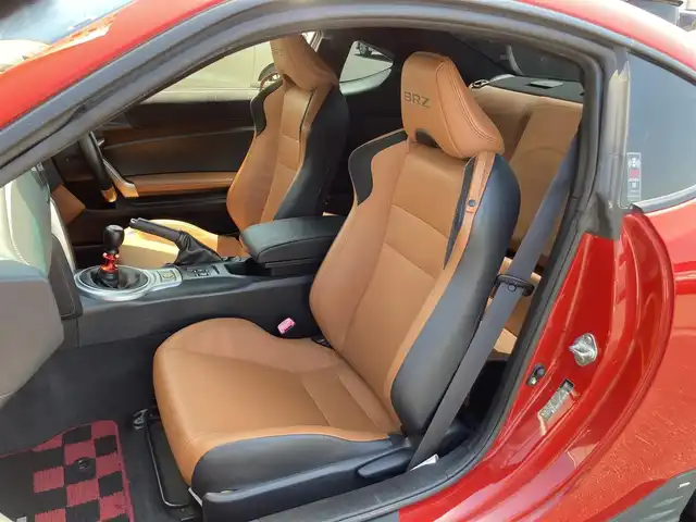 スバル ＢＲＺ プレミアムスポーツパッケージ 静岡県 2014(平26)年 6.8万km ライトニングレッド 社外メモリーナビ(AVIC-MRZ099W)/　AM　FM　CD　DVD　Bluetooth SD /フルセグTV/ETC/スマートキー×２/革巻きステアリング/シートヒーター/STi専用17インチアルミホイール/HIDオートヘッドライト/STiエアロ/６速MT/バックモニター/オレンジ＆ブラックレザーシート