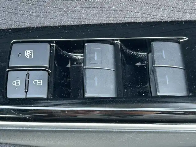 トヨタ クラウン ハイブリッド S Cパッケージ 愛媛県 2020(令2)年 2.3万km ホワイトパールクリスタルシャイン 純正17インチアルミホイール/ステアリングスイッチ/パドルシフト/純正ナビ/バックカメラ/トヨタセーフティ/追従クルコン/前席パワーシート/シートヒーター/ETC/ドラレコ/BSM/HUD/LED/オートライト/フォグランプ/革ステ/パワステ/パワーウィンドウ