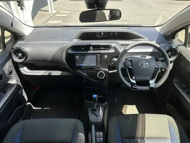 トヨタ アクア S 静岡県 2018(平30)年 5.7万km ホワイトパールクリスタルシャイン トヨタセーフティセンス/・レーンキープアシスト/・プリクラッシュセーフティ/・ハイビームアシスト/純正SDナビ/BTオーディオ/バックカメラ/ビルトインETC/スマートキー/プッシュスタート/LEDオートヘッドライト/純正フロアマット/スマートキー×2