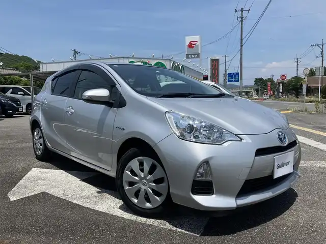 トヨタ アクア S 広島県 2013(平25)年 7.1万km シルバーM 新車ワンオーナー/純正ナビ/バックカメラ/フルセグTV/Bluetooth/オートライト/ETC/スマートキー/新車保証書/取扱説明書/スペアキー