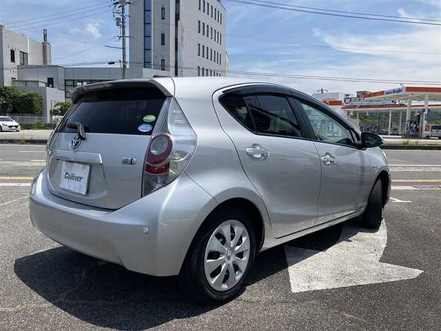 トヨタ アクア S 広島県 2013(平25)年 7.1万km シルバーM 新車ワンオーナー/純正ナビ/バックカメラ/フルセグTV/Bluetooth/オートライト/ETC/スマートキー/新車保証書/取扱説明書/スペアキー