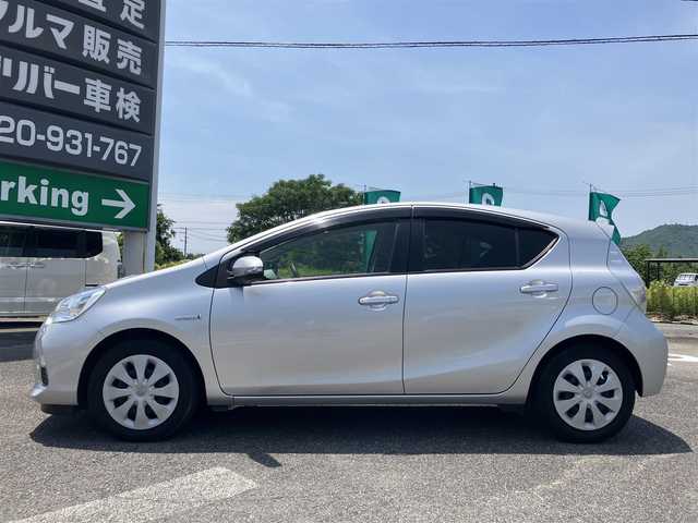 トヨタ アクア S 広島県 2013(平25)年 7.1万km シルバーM 新車ワンオーナー/純正ナビ/バックカメラ/フルセグTV/Bluetooth/オートライト/ETC/スマートキー/新車保証書/取扱説明書/スペアキー