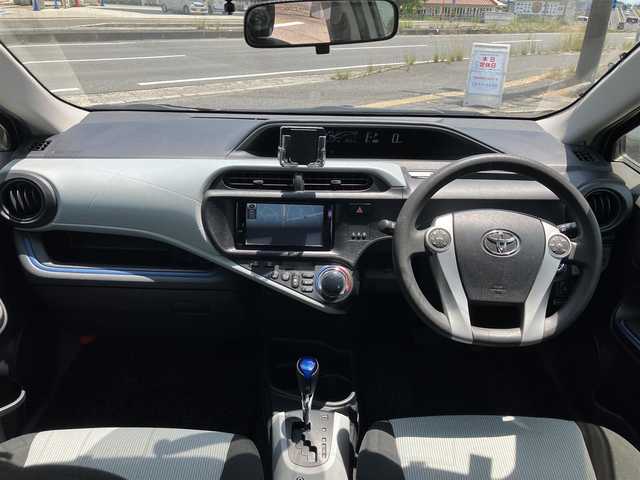 トヨタ アクア S 広島県 2013(平25)年 7.1万km シルバーM 新車ワンオーナー/純正ナビ/バックカメラ/フルセグTV/Bluetooth/オートライト/ETC/スマートキー/新車保証書/取扱説明書/スペアキー