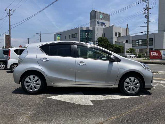 トヨタ アクア S 広島県 2013(平25)年 7.1万km シルバーM 新車ワンオーナー/純正ナビ/バックカメラ/フルセグTV/Bluetooth/オートライト/ETC/スマートキー/新車保証書/取扱説明書/スペアキー