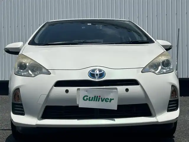 トヨタ アクア S 千葉県 2012(平24)年 5.8万km ライムホワイトパールクリスタルシャイン 純正メモリナビ/(CD/DVD/BT/フルセグTV)/バックカメラ/横滑り防止装置/ETC/ドライブレコーダー/オートライト/ウィンカーミラー/電動格納ミラー/社外15インチAW/プッシュスタート/スマートキー/フロアマット/ドアバイザー/スペアキー/取扱説明書