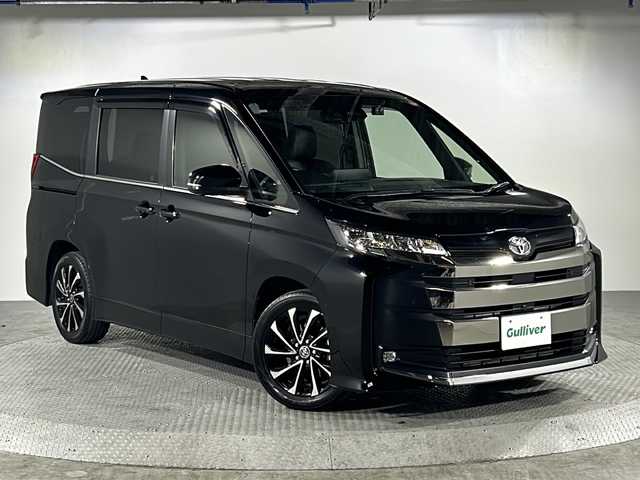 トヨタ ノア S－Z 沖縄県 2022(令4)年 3万km アティチュードブラックマイカ 禁煙車　/県外仕入　/純正10.5インチディスプレイオーディオ　/（ナビ　フルセグ　Ｂｌｕｅｔｏｏｔｈ接続　CD DVD再生）/全方位カメラ　/両側パワースライドドア　/クルーズコントロール　/レーンアシスト/デジタルインナーミラー　/ＢＳＭ/ETC/前後ドライブレコーダー/HUD /ハーフレザーシート/シートヒーター/純正アルミホイール