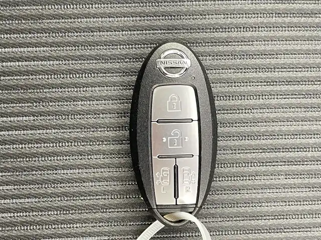 日産 セレナ e－パワー ハイウェイスター V 千葉県 2020(令2)年 2万km ブリリアントホワイトパール 全方位運転支援システム/・インテリジェントエマージェンシーブレーキ/・標識検知機能/・踏み間違い衝突防止アシスト/・車線逸脱防止支援システム/・車線逸脱警報/・後側方衝突防止支援システム/・後側方車両検知警報/・後退時車両検知警報/純正メモリーナビ/・Bluetooth接続/・フルセグTV/・CD/DVD再生/・全方位カメラ/純正フリップダウンモニター/両側パワースライドドア/スマートキー/LEDヘッドライト/ブラインドスポットモニター/前後コーナーセンサー