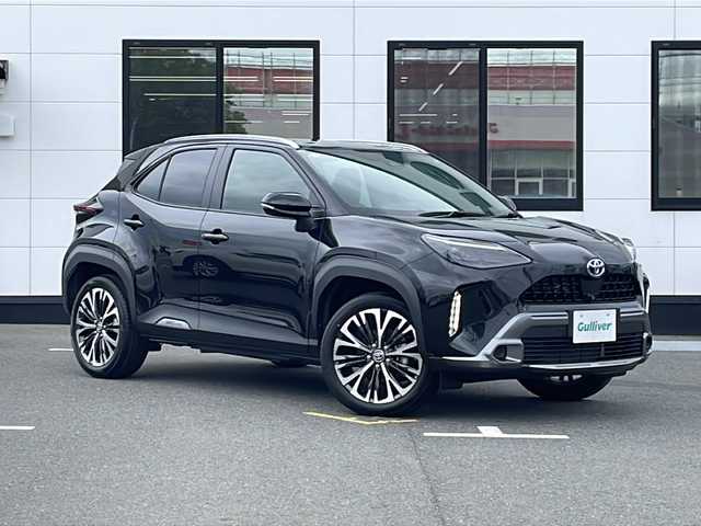 トヨタ ヤリスクロス ハイブリッド Z アドベンチャー 山口県 2023(令5)年 1.6万km ブラックマイカ 純正ディスプレイオーディオ/・ナビキット/・Bluetooth/・AM/FM/・USB/バックカメラ/Toyota Safety Sense/・レーントレーシングアシスト［LTA］/・レーンディパーチャーアラート［LDA］/・レーダークルーズコントロール（全車速追従機能付）/・オートマチックハイビーム［AHB］/・ロードサインアシスト［RSA］/・ドライバー異常時対応システム/・プロアクティブドライビングアシスト［PDA］/・発進遅れ告知機能［TMN］/・ブラインドスポットモニター［BSM］/・安心降車アシスト［SEA］/・車両接近通報装置/パノラミックビューモニター/プッシュスタート/ETC/保証書/取扱説明書/スペアキー/パワーシート/ハーフレザー/シートヒーター/ステアリングヒーター/ハンズフリーバックドア/前後コーナーセンサー