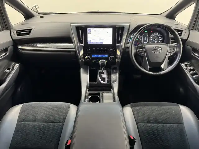 トヨタ アルファードハイブリット S タイプゴールド 三重県 2020(令2)年 6.4万km ホワイトパールクリスタルシャイン ハイブリッド/E-Four（4WD）/MTモード付 インパネCVT/純正 9インチディスプレイオーディオ（ナビ搭載）/（AM/FM/CD*/DVD*/USB/iPod/Bluetooth/TV*/Miracast/AppleCarPlay/AndroidAuto）*…OP/12.1インチ 後席モニター V12T-R68C/バックガイドモニター/両側パワースライドドア/ドライブレコーダー 前後/ビルトインETC2.0/Toyota Safety Sense/●プリクラッシュセーフティ/●レーントレーシングアシスト/●レーダークルコン/●ロードサインアシスト/●アダプティブハイビームシステム/・先行車発進告知機能/・クリアランスソナー/・パーキングサポートブレーキ（前後静止物）/・など/装備/後付けシートヒーター（D/N）/3眼LEDヘッドランプ（専用加飾）/・ハーフレザーシート/・左右＆後席独立オートエアコン/・パワーバックドア/・オットマンシート（2nd）/・AC100Vコンセント（1500W）/・ステアリングスイッチ/・電子パーキングブレーキ＆ブレーキホールド/・オートライト/・フロントフォグランプ/・純正17inAW/・取/ナビ取/・プッシュスタート/・スマートキーx2/など