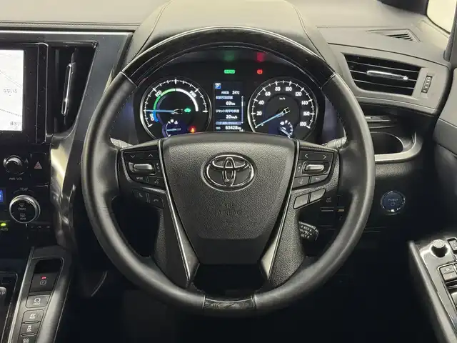 トヨタ アルファードハイブリット S タイプゴールド 三重県 2020(令2)年 6.4万km ホワイトパールクリスタルシャイン ハイブリッド/E-Four（4WD）/MTモード付 インパネCVT/純正 9インチディスプレイオーディオ（ナビ搭載）/（AM/FM/CD*/DVD*/USB/iPod/Bluetooth/TV*/Miracast/AppleCarPlay/AndroidAuto）*…OP/12.1インチ 後席モニター V12T-R68C/バックガイドモニター/両側パワースライドドア/ドライブレコーダー 前後/ビルトインETC2.0/Toyota Safety Sense/●プリクラッシュセーフティ/●レーントレーシングアシスト/●レーダークルコン/●ロードサインアシスト/●アダプティブハイビームシステム/・先行車発進告知機能/・クリアランスソナー/・パーキングサポートブレーキ（前後静止物）/・など/装備/後付けシートヒーター（D/N）/3眼LEDヘッドランプ（専用加飾）/・ハーフレザーシート/・左右＆後席独立オートエアコン/・パワーバックドア/・オットマンシート（2nd）/・AC100Vコンセント（1500W）/・ステアリングスイッチ/・電子パーキングブレーキ＆ブレーキホールド/・オートライト/・フロントフォグランプ/・純正17inAW/・取/ナビ取/・プッシュスタート/・スマートキーx2/など