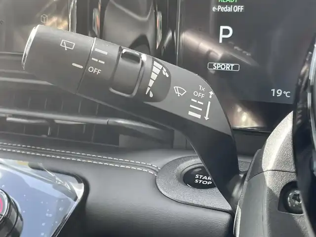 日産 セレナ e－パワー ハイウェイスター V 香川県 2025(令7)年 0.1千km プリズムホワイト 登録済未使用車/純正後席モニター/→【OP価格:125400円】/純正12.3型ナビ/→統合型インターフェイスディスプレイ/→アドバンスドドライブアシストディスプレイ/→フルセグTV/Bluetooth/USB/HDMI/6スピーカー/アラウンドビューモニター/純正インテリジェントルームミラー/純正前後ドライブレコーダー/純正ビルトインETC2.0/ワイヤレス充電器/プロパイロット（ナビリンク機能付）/プロパイロット緊急停止支援システム（SOSコール機能付）/アダプティブLEDヘッドライトシステム/オートレベライザー/OP価格:488400円/インテリジェントエマージェンシーブレーキ/前後コーナーセンサー/車線逸脱警報/車線逸脱防止支援システム/ブラインドスポットモニター/両側電動スライドドア/革巻きステリング/ステアリングスイッチ/電動パーキングブレーキ/オートブレーキホールド/後席パーソナルテーブル/後席ロールサンシェード/ウィンカー付電動格納ミラー/スペアキー/取扱説明書/新車保証書