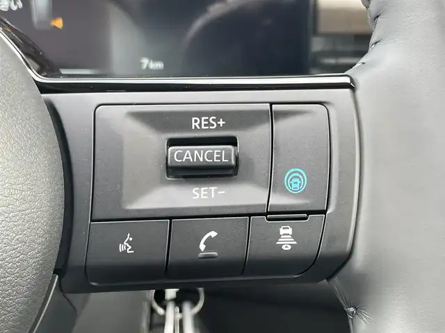 日産 セレナ e－パワー ハイウェイスター V 香川県 2025(令7)年 0.1千km プリズムホワイト 登録済未使用車/純正後席モニター/→【OP価格:125400円】/純正12.3型ナビ/→統合型インターフェイスディスプレイ/→アドバンスドドライブアシストディスプレイ/→フルセグTV/Bluetooth/USB/HDMI/6スピーカー/アラウンドビューモニター/純正インテリジェントルームミラー/純正前後ドライブレコーダー/純正ビルトインETC2.0/ワイヤレス充電器/プロパイロット（ナビリンク機能付）/プロパイロット緊急停止支援システム（SOSコール機能付）/アダプティブLEDヘッドライトシステム/オートレベライザー/OP価格:488400円/インテリジェントエマージェンシーブレーキ/前後コーナーセンサー/車線逸脱警報/車線逸脱防止支援システム/ブラインドスポットモニター/両側電動スライドドア/革巻きステリング/ステアリングスイッチ/電動パーキングブレーキ/オートブレーキホールド/後席パーソナルテーブル/後席ロールサンシェード/ウィンカー付電動格納ミラー/スペアキー/取扱説明書/新車保証書