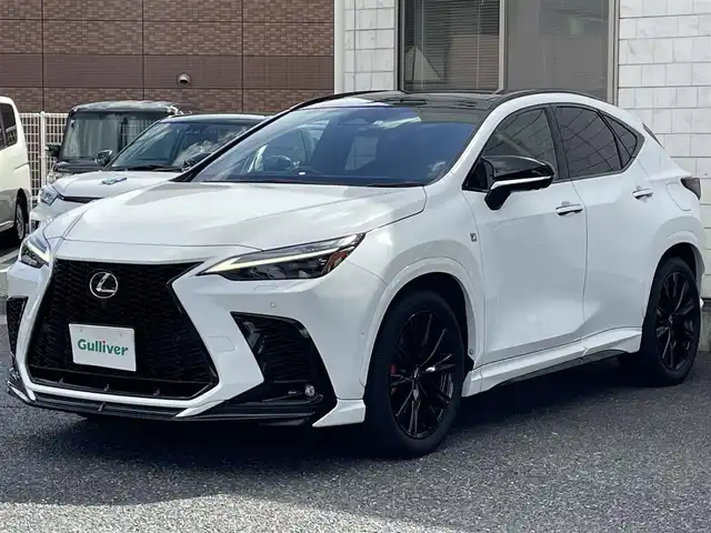 レクサス ＮＸ 350h Fスポーツ 福岡県 2023(令5)年 3.2万km ホワイトノーヴァガラスフレーク ワンオーナー/4WD/TRDエアロ(フロント/サイド/リヤ/ミラーカバー)/ツインムーンルーフ/純正14インチディスプレイオーディオ/　(AM/FM/Bluetooth/Miracast/フルセグTV/ナビ)/パノラミックビューモニター/バック、サイド、フロントカメラ/アドバンスドパーク/デジタルインナーミラー/セーフティシステムプラス/・プリクラッシュセーフティ/・レーンディパーチャーアラート/・レーントチェンジアシスト/・プロアクティブドライビングアシスト/・レーダークルーズコントロール/・ロードサインアシスト/・オートマチックハイビーム/・ブラインドスポットモニター/・フロント/リヤクロストラフィックアラート/・リヤカメラディテクション/・パーキングサポートブレーキ/・安心降車アシスト/純正20インチAW/パワーバックドア/ルーフレール/ビルトインETC2.0/ヘッドアップディスプレイ/パドルシフト/ステアリングヒーター/黒色レザーシート/パワーシート(D/N)/シートベンチレーション(D/N)/シートヒーター(全席)/純正フロアマット/置くだけ充電/スペアキー×1/カードキー×1/保証書、取説