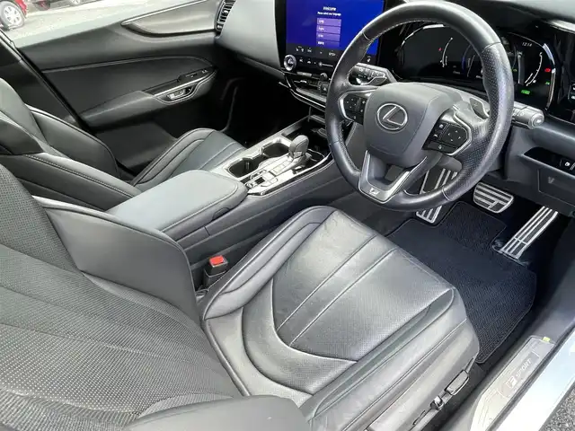 レクサス ＮＸ 350h Fスポーツ 福岡県 2023(令5)年 3.2万km ホワイトノーヴァガラスフレーク ワンオーナー/4WD/TRDエアロ(フロント/サイド/リヤ/ミラーカバー)/ツインムーンルーフ/純正14インチディスプレイオーディオ/　(AM/FM/Bluetooth/Miracast/フルセグTV/ナビ)/パノラミックビューモニター/バック、サイド、フロントカメラ/アドバンスドパーク/デジタルインナーミラー/セーフティシステムプラス/・プリクラッシュセーフティ/・レーンディパーチャーアラート/・レーントチェンジアシスト/・プロアクティブドライビングアシスト/・レーダークルーズコントロール/・ロードサインアシスト/・オートマチックハイビーム/・ブラインドスポットモニター/・フロント/リヤクロストラフィックアラート/・リヤカメラディテクション/・パーキングサポートブレーキ/・安心降車アシスト/純正20インチAW/パワーバックドア/ルーフレール/ビルトインETC2.0/ヘッドアップディスプレイ/パドルシフト/ステアリングヒーター/黒色レザーシート/パワーシート(D/N)/シートベンチレーション(D/N)/シートヒーター(全席)/純正フロアマット/置くだけ充電/スペアキー×1/カードキー×1/保証書、取説