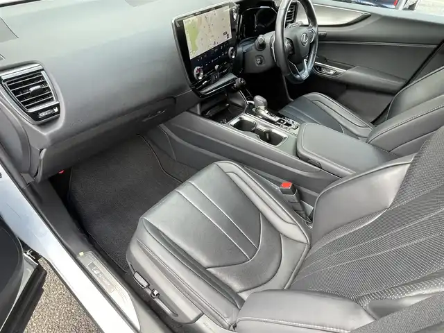 レクサス ＮＸ 350h Fスポーツ 福岡県 2023(令5)年 3.2万km ホワイトノーヴァガラスフレーク ワンオーナー/4WD/TRDエアロ(フロント/サイド/リヤ/ミラーカバー)/ツインムーンルーフ/純正14インチディスプレイオーディオ/　(AM/FM/Bluetooth/Miracast/フルセグTV/ナビ)/パノラミックビューモニター/バック、サイド、フロントカメラ/アドバンスドパーク/デジタルインナーミラー/セーフティシステムプラス/・プリクラッシュセーフティ/・レーンディパーチャーアラート/・レーントチェンジアシスト/・プロアクティブドライビングアシスト/・レーダークルーズコントロール/・ロードサインアシスト/・オートマチックハイビーム/・ブラインドスポットモニター/・フロント/リヤクロストラフィックアラート/・リヤカメラディテクション/・パーキングサポートブレーキ/・安心降車アシスト/純正20インチAW/パワーバックドア/ルーフレール/ビルトインETC2.0/ヘッドアップディスプレイ/パドルシフト/ステアリングヒーター/黒色レザーシート/パワーシート(D/N)/シートベンチレーション(D/N)/シートヒーター(全席)/純正フロアマット/置くだけ充電/スペアキー×1/カードキー×1/保証書、取説