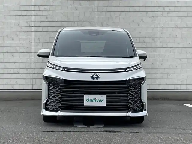 トヨタ ヴォクシー ハイブリッド S－Z 福岡県 2024(令6)年 1.8万km ホワイトパールクリスタルシャイン 純正10型メモリーナビ（フルセグTV/CD/DVD/BT/HDMI)バックカメラ衝突軽減ブレーキ14型有機LEDフリップダウンモニターコーナーセンサー両側パワスラレーダークルコン純正ドラレコビルトインETCシートヒーター純正フロアマット/LED/アルミホイールプッシュスタートスマートキー禁煙車