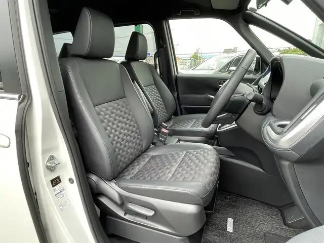 トヨタ ヴォクシー ハイブリッド S－Z 福岡県 2024(令6)年 1.8万km ホワイトパールクリスタルシャイン 純正10型メモリーナビ（フルセグTV/CD/DVD/BT/HDMI)バックカメラ衝突軽減ブレーキ14型有機LEDフリップダウンモニターコーナーセンサー両側パワスラレーダークルコン純正ドラレコビルトインETCシートヒーター純正フロアマット/LED/アルミホイールプッシュスタートスマートキー禁煙車