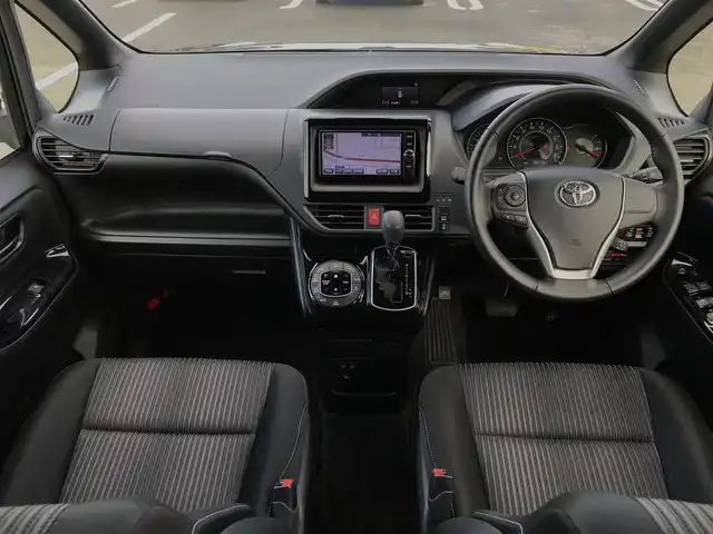 トヨタ ヴォクシー ZS 鳥取県 2017(平29)年 9.9万km ブラック ワンオーナー/4・W・D/純正ナビ/フルセグ/DVD/CD/BT/バックカメラ/ビルトインETC/トヨタセーフティセンス/クルーズコントロール/レーンキープアシスト/両側パワースライドドア/LEDヘッドライト/フォグライト/純正16インチアルミホイール/プッシュエンジンスタート/アイドリングストップ/フロアマット/ドアバイザー/保証書・取扱説明書/スペアキー