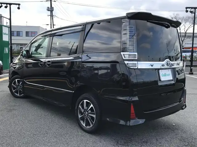 トヨタ ヴォクシー ZS 鳥取県 2017(平29)年 9.9万km ブラック ワンオーナー/4・W・D/純正ナビ/フルセグ/DVD/CD/BT/バックカメラ/ビルトインETC/トヨタセーフティセンス/クルーズコントロール/レーンキープアシスト/両側パワースライドドア/LEDヘッドライト/フォグライト/純正16インチアルミホイール/プッシュエンジンスタート/アイドリングストップ/フロアマット/ドアバイザー/保証書・取扱説明書/スペアキー