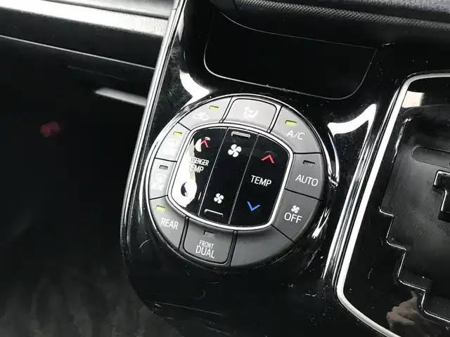 トヨタ ヴォクシー ZS 鳥取県 2017(平29)年 9.9万km ブラック ワンオーナー/4・W・D/純正ナビ/フルセグ/DVD/CD/BT/バックカメラ/ビルトインETC/トヨタセーフティセンス/クルーズコントロール/レーンキープアシスト/両側パワースライドドア/LEDヘッドライト/フォグライト/純正16インチアルミホイール/プッシュエンジンスタート/アイドリングストップ/フロアマット/ドアバイザー/保証書・取扱説明書/スペアキー