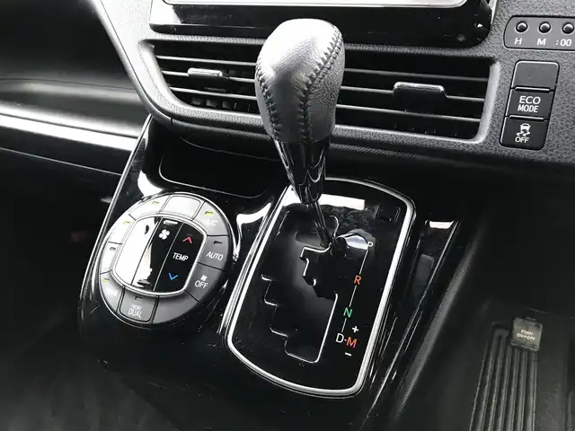 トヨタ ヴォクシー ZS 鳥取県 2017(平29)年 9.9万km ブラック ワンオーナー/4・W・D/純正ナビ/フルセグ/DVD/CD/BT/バックカメラ/ビルトインETC/トヨタセーフティセンス/クルーズコントロール/レーンキープアシスト/両側パワースライドドア/LEDヘッドライト/フォグライト/純正16インチアルミホイール/プッシュエンジンスタート/アイドリングストップ/フロアマット/ドアバイザー/保証書・取扱説明書/スペアキー