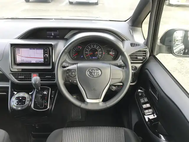 トヨタ ヴォクシー ZS 鳥取県 2017(平29)年 9.9万km ブラック ワンオーナー/4・W・D/純正ナビ/フルセグ/DVD/CD/BT/バックカメラ/ビルトインETC/トヨタセーフティセンス/クルーズコントロール/レーンキープアシスト/両側パワースライドドア/LEDヘッドライト/フォグライト/純正16インチアルミホイール/プッシュエンジンスタート/アイドリングストップ/フロアマット/ドアバイザー/保証書・取扱説明書/スペアキー