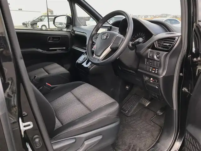 トヨタ ヴォクシー ZS 鳥取県 2017(平29)年 9.9万km ブラック ワンオーナー/4・W・D/純正ナビ/フルセグ/DVD/CD/BT/バックカメラ/ビルトインETC/トヨタセーフティセンス/クルーズコントロール/レーンキープアシスト/両側パワースライドドア/LEDヘッドライト/フォグライト/純正16インチアルミホイール/プッシュエンジンスタート/アイドリングストップ/フロアマット/ドアバイザー/保証書・取扱説明書/スペアキー