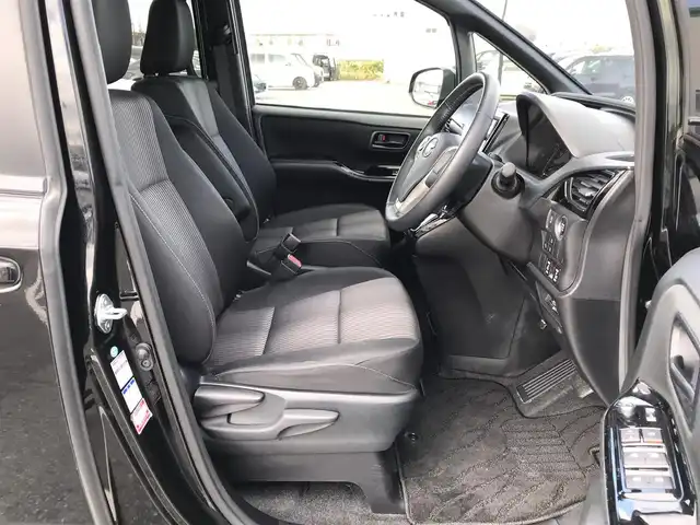 トヨタ ヴォクシー ZS 鳥取県 2017(平29)年 9.9万km ブラック ワンオーナー/4・W・D/純正ナビ/フルセグ/DVD/CD/BT/バックカメラ/ビルトインETC/トヨタセーフティセンス/クルーズコントロール/レーンキープアシスト/両側パワースライドドア/LEDヘッドライト/フォグライト/純正16インチアルミホイール/プッシュエンジンスタート/アイドリングストップ/フロアマット/ドアバイザー/保証書・取扱説明書/スペアキー