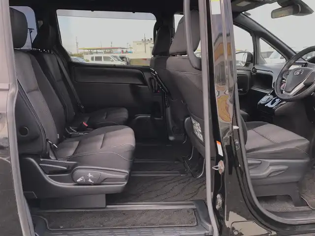 トヨタ ヴォクシー ZS 鳥取県 2017(平29)年 9.9万km ブラック ワンオーナー/4・W・D/純正ナビ/フルセグ/DVD/CD/BT/バックカメラ/ビルトインETC/トヨタセーフティセンス/クルーズコントロール/レーンキープアシスト/両側パワースライドドア/LEDヘッドライト/フォグライト/純正16インチアルミホイール/プッシュエンジンスタート/アイドリングストップ/フロアマット/ドアバイザー/保証書・取扱説明書/スペアキー