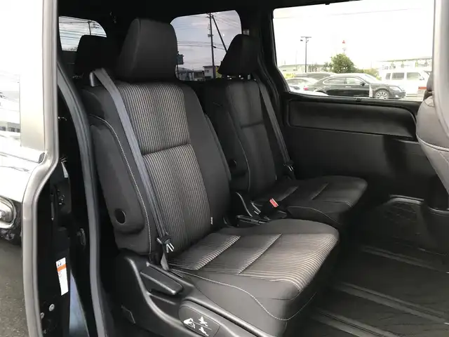 トヨタ ヴォクシー ZS 鳥取県 2017(平29)年 9.9万km ブラック ワンオーナー/4・W・D/純正ナビ/フルセグ/DVD/CD/BT/バックカメラ/ビルトインETC/トヨタセーフティセンス/クルーズコントロール/レーンキープアシスト/両側パワースライドドア/LEDヘッドライト/フォグライト/純正16インチアルミホイール/プッシュエンジンスタート/アイドリングストップ/フロアマット/ドアバイザー/保証書・取扱説明書/スペアキー