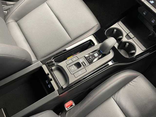 トヨタ プリウス Z 長野県 2023(令5)年 0.8万km プラチナホワイトパールマイカ 4WD/12.3インチ純正メモリナビ/（フルセグTV＆USB＆BL＆FM・AM）/全周囲カメラ/トヨタチームメイトアドバンスドパーク/トヨタセーフティセンス/・レーダークルーズコントロール/・レーンディパーチャーアラート/・BSM、PCS、PDA、RTCA、RCD、PKSB/・後方車両接近告知/・安心降車アシスト/レザーシート/シートヒーター（前席）/エアシート（前席）/メモリー式パワーシート（D席）/ステアリングヒーター/ステアリングスイッチ/ビルトインETC2.0/電動リアゲート/LEDヘッドライト/オートマチックハイビーム/19インチ純正アルミホイール/純正ドアバザー/純正フロアマット/電動パーキングブレーキ/ブレーキホールド/スマートキー