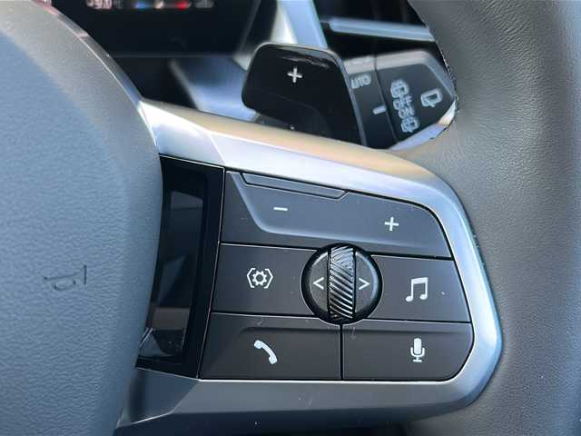 ＢＭＷ ＢＭＷ Ｘ１ xDrive 20d Mスポーツ 岐阜県 2025(令7)年 0.5万km ミネラルホワイト ワンオーナー/オプションAWタイヤ/サンルーフ/テクノロジーパッケージ/メーカーオプションナビ/AM/FM/BT/前後ドライブレコーダー/パドルシフト/アダプティブクルーズコントロール/パワーバックドア/バックカメラ/アラウンドビューモニター/ETC/オートライト/オートエアコン/ステアリングヒーター/シートヒーター/パワーシート/シートメモリー/ハーフレザーシート/デジタルコックピット/ワイヤレス充電器/正面/側面衝突警告/車線逸脱/変更警告/降車警告/運転注意力モニター/パーキングアシスト/制限速度アシスト/アクティブPDC緊急ブレーキ/駐車距離コントロール/発進モニター/横方向交通警告/制限速度アシスト/アンビエントライト/リアフォグライトオン/オフ/純正フロアマット/カバー/Apple car play/ISOFIX