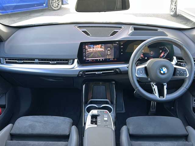 ＢＭＷ ＢＭＷ Ｘ１ xDrive 20d Mスポーツ 岐阜県 2025(令7)年 0.5万km ミネラルホワイト ワンオーナー/オプションAWタイヤ/サンルーフ/テクノロジーパッケージ/メーカーオプションナビ/AM/FM/BT/前後ドライブレコーダー/パドルシフト/アダプティブクルーズコントロール/パワーバックドア/バックカメラ/アラウンドビューモニター/ETC/オートライト/オートエアコン/ステアリングヒーター/シートヒーター/パワーシート/シートメモリー/ハーフレザーシート/デジタルコックピット/ワイヤレス充電器/正面/側面衝突警告/車線逸脱/変更警告/降車警告/運転注意力モニター/パーキングアシスト/制限速度アシスト/アクティブPDC緊急ブレーキ/駐車距離コントロール/発進モニター/横方向交通警告/制限速度アシスト/アンビエントライト/リアフォグライトオン/オフ/純正フロアマット/カバー/Apple car play/ISOFIX
