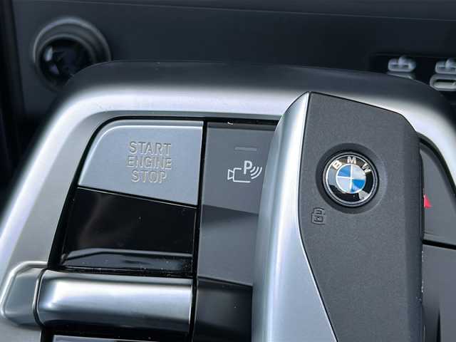 ＢＭＷ ＢＭＷ Ｘ１ xDrive 20d Mスポーツ 岐阜県 2025(令7)年 0.5万km ミネラルホワイト ワンオーナー/オプションAWタイヤ/サンルーフ/テクノロジーパッケージ/メーカーオプションナビ/AM/FM/BT/前後ドライブレコーダー/パドルシフト/アダプティブクルーズコントロール/パワーバックドア/バックカメラ/アラウンドビューモニター/ETC/オートライト/オートエアコン/ステアリングヒーター/シートヒーター/パワーシート/シートメモリー/ハーフレザーシート/デジタルコックピット/ワイヤレス充電器/正面/側面衝突警告/車線逸脱/変更警告/降車警告/運転注意力モニター/パーキングアシスト/制限速度アシスト/アクティブPDC緊急ブレーキ/駐車距離コントロール/発進モニター/横方向交通警告/制限速度アシスト/アンビエントライト/リアフォグライトオン/オフ/純正フロアマット/カバー/Apple car play/ISOFIX