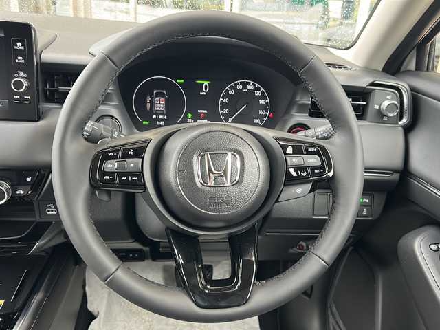 ホンダ ヴェゼル ハイブリッド e:HEV Z 静岡県 2025(令7)年 0.1万km未満 プラチナホワイトパール 【主要装備】/Ｈｏｎｄａ　ＣＯＮＮＥＣＴディスプレー/ＥＴＣ２．０車載器/ワイヤレス充電器　/メモリナビ/バックカメラ　/パワーバックドア　/プッシュスタート　/スマートキー　/純正１８インチアルミホイール　/レーダークルーズコントロール/前席シートヒーター/ハーフレザーシート/アップルカープレイ/アンドロイドオート/レーダークルーズコントロール/プリクラッシュセーフティ/クリアランスソナー