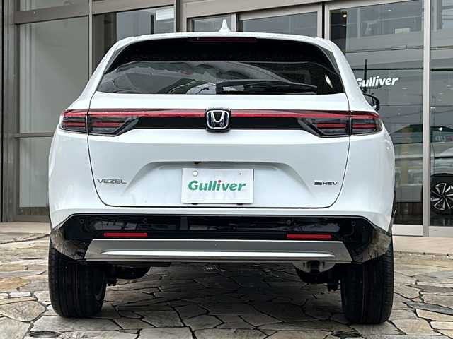 ホンダ ヴェゼル ハイブリッド e:HEV Z 静岡県 2025(令7)年 0.1万km未満 プラチナホワイトパール 【主要装備】/Ｈｏｎｄａ　ＣＯＮＮＥＣＴディスプレー/ＥＴＣ２．０車載器/ワイヤレス充電器　/メモリナビ/バックカメラ　/パワーバックドア　/プッシュスタート　/スマートキー　/純正１８インチアルミホイール　/レーダークルーズコントロール/前席シートヒーター/ハーフレザーシート/アップルカープレイ/アンドロイドオート/レーダークルーズコントロール/プリクラッシュセーフティ/クリアランスソナー