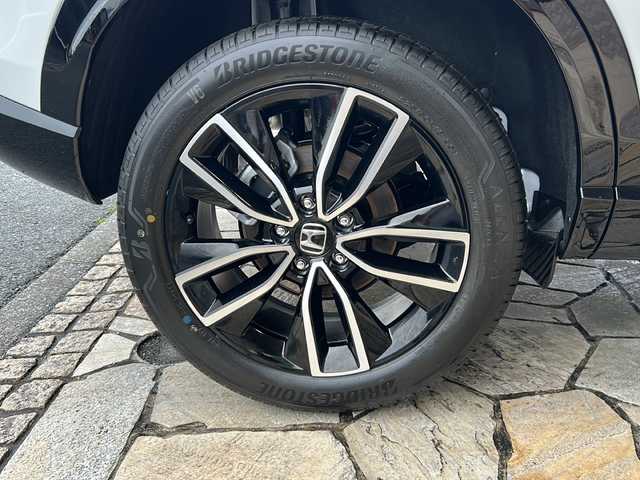 ホンダ ヴェゼル ハイブリッド e:HEV Z 静岡県 2025(令7)年 0.1万km未満 プラチナホワイトパール 【主要装備】/Ｈｏｎｄａ　ＣＯＮＮＥＣＴディスプレー/ＥＴＣ２．０車載器/ワイヤレス充電器　/メモリナビ/バックカメラ　/パワーバックドア　/プッシュスタート　/スマートキー　/純正１８インチアルミホイール　/レーダークルーズコントロール/前席シートヒーター/ハーフレザーシート/アップルカープレイ/アンドロイドオート/レーダークルーズコントロール/プリクラッシュセーフティ/クリアランスソナー