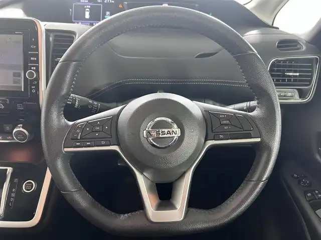日産 セレナ ハイウェイスター Vセレクション 佐賀県 2018(平30)年 2.8万km ブリリアントホワイトパール 2トーン 純正9インチワイドナビ（MM517D-L）/（CD/DVD/Bluetooth/iPod)/衝突軽減システム/横滑り防止/全周囲カメラ/両側電動スライドドア/クルーズコントロール/前方ドライブレコーダー/ETC/オートライト/アイドリングストップ/ハンズフリードア/純正16インチアルミホイール/純正ドアバイザー/スマートキー