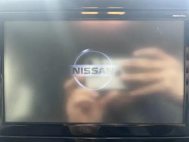 日産 セレナ ハイウェイスター Vセレクション 佐賀県 2018(平30)年 2.8万km ブリリアントホワイトパール 2トーン 純正9インチワイドナビ（MM517D-L）/（CD/DVD/Bluetooth/iPod)/衝突軽減システム/横滑り防止/全周囲カメラ/両側電動スライドドア/クルーズコントロール/前方ドライブレコーダー/ETC/オートライト/アイドリングストップ/ハンズフリードア/純正16インチアルミホイール/純正ドアバイザー/スマートキー