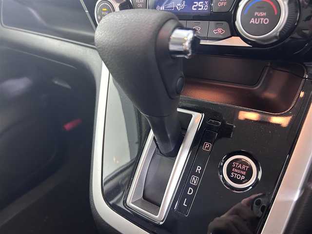 日産 セレナ ハイウェイスター Vセレクション 佐賀県 2018(平30)年 2.8万km ブリリアントホワイトパール 2トーン 純正9インチワイドナビ（MM517D-L）/（CD/DVD/Bluetooth/iPod)/衝突軽減システム/横滑り防止/全周囲カメラ/両側電動スライドドア/クルーズコントロール/前方ドライブレコーダー/ETC/オートライト/アイドリングストップ/ハンズフリードア/純正16インチアルミホイール/純正ドアバイザー/スマートキー