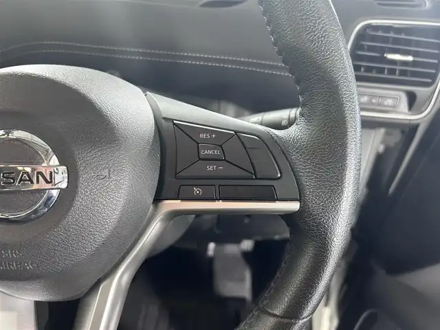 日産 セレナ ハイウェイスター Vセレクション 佐賀県 2018(平30)年 2.8万km ブリリアントホワイトパール 2トーン 純正9インチワイドナビ（MM517D-L）/（CD/DVD/Bluetooth/iPod)/衝突軽減システム/横滑り防止/全周囲カメラ/両側電動スライドドア/クルーズコントロール/前方ドライブレコーダー/ETC/オートライト/アイドリングストップ/ハンズフリードア/純正16インチアルミホイール/純正ドアバイザー/スマートキー